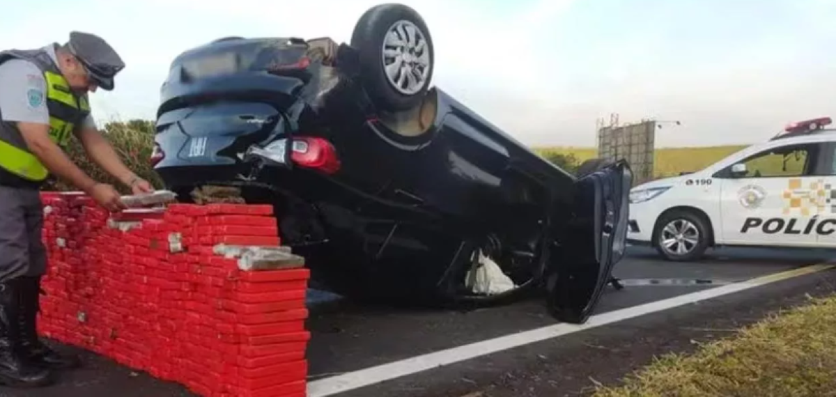 Veículo capota e espalha 375kg de maconha em rodovia de São Paulo
