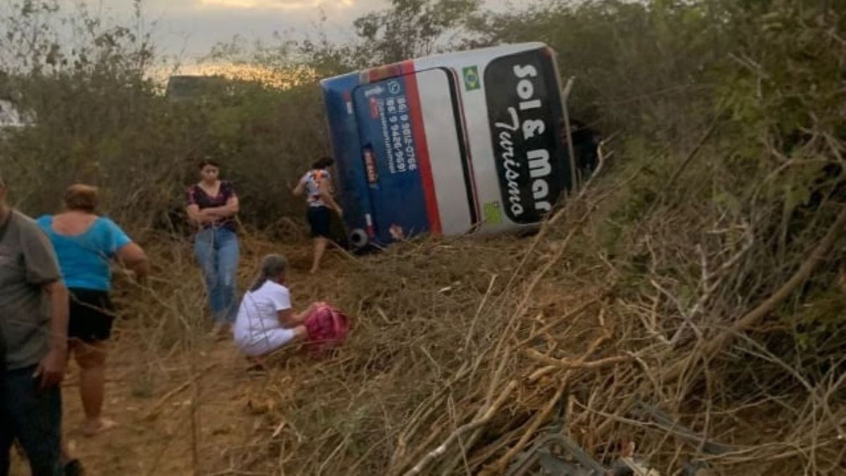 Ônibus com romeiros de Teresina sofre acidente, deixa jovem morta e feridos