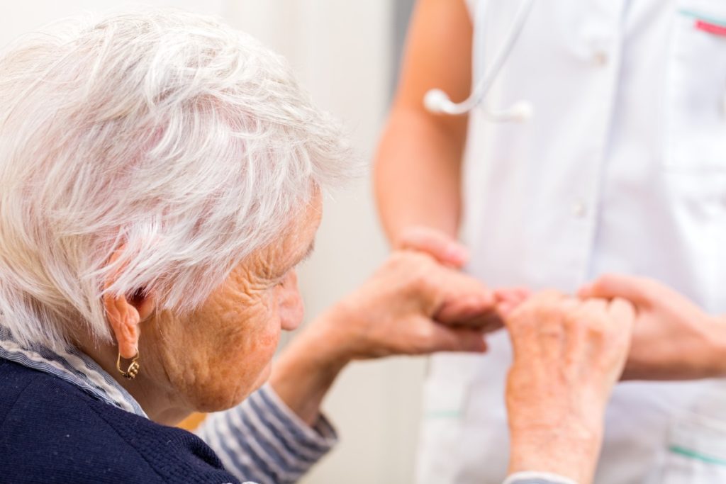 Alzheimer: exame de sangue que detecta a doença chega ao Brasil