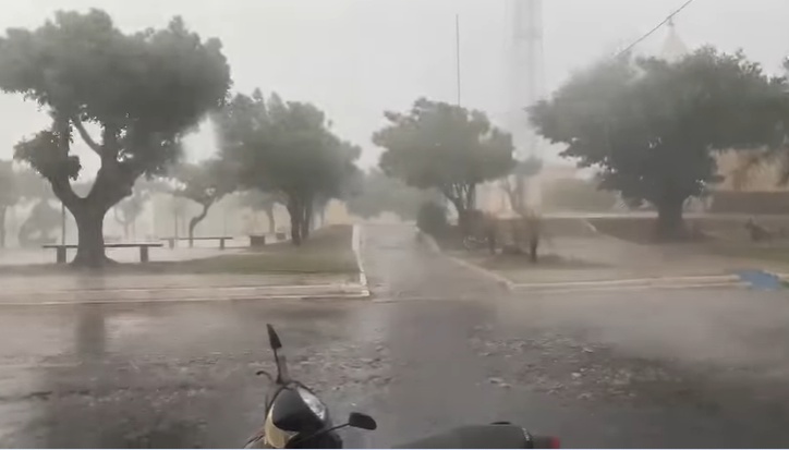 Chuva com ventos fortes em Campo Maior