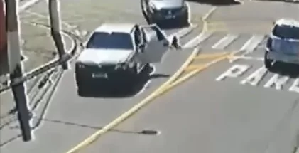 Vídeo: criança cai de carro em movimento no meio de cruzamento em SP