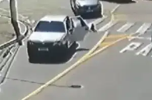 Criança cai de carro em movimento no meio de cruzamento(Reprodução)