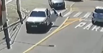 Criança cai de carro em movimento no meio de cruzamento