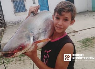 Criança com peixe de 14 kg