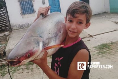 Criança com peixe de 14 kg
