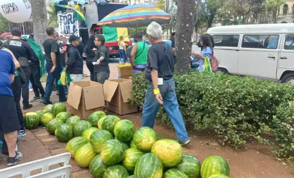Bolsonaristas distribuem melancia em protesto contra as Forças Armadas