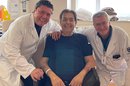 O apresentador Faustão entre os médicos Fábio Gaiotto (à esquerda) e Fernando Bacal