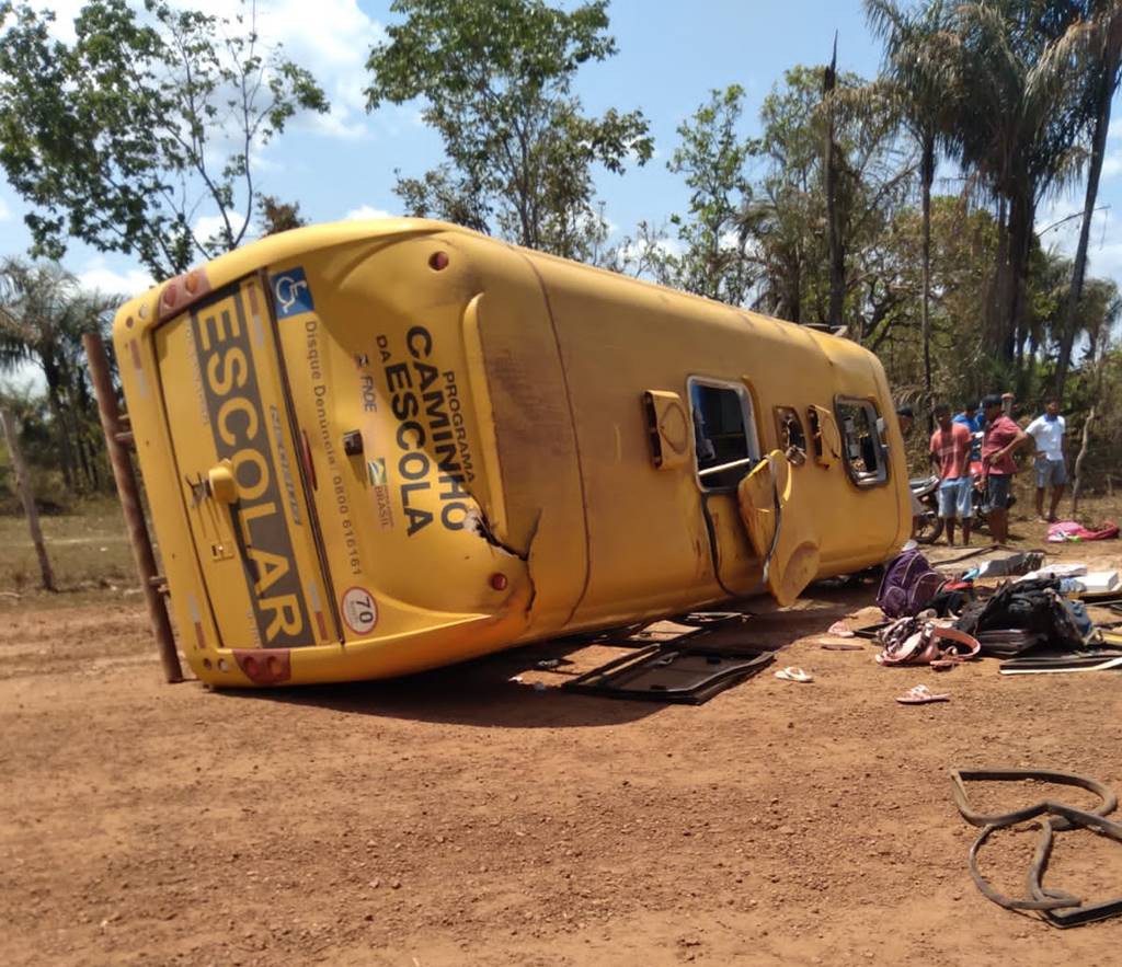 Ônibus escolar tomba com alunos em José de Freitas; primeira morte é confirmada