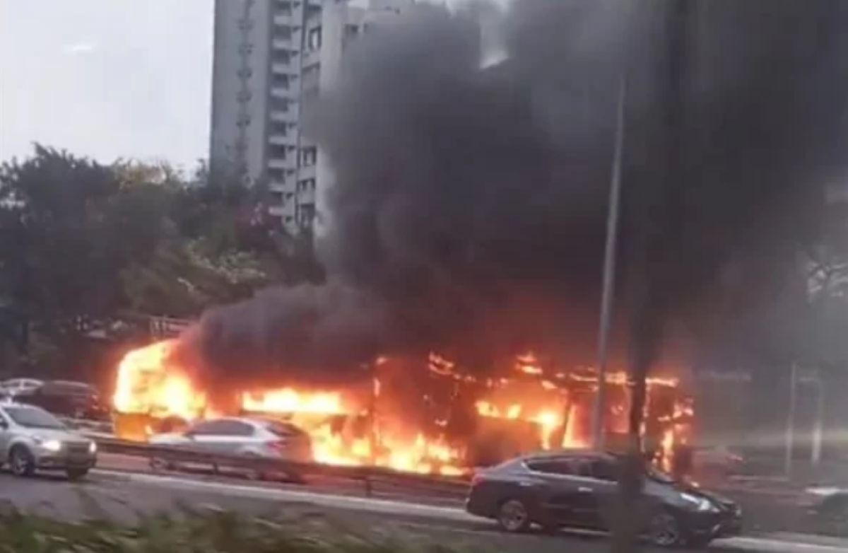 VÍDEO: Ônibus indo para o The Town pega fogo