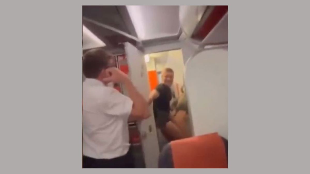 VÍDEO - casal é flagrado fazendo sexo em banheiro de avião