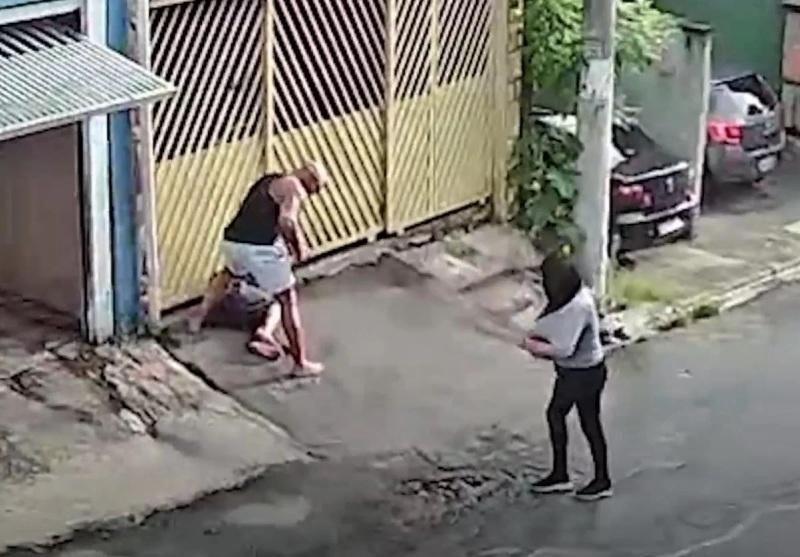 Vídeo: Homem salva mulher de feminicídio e mata agressor