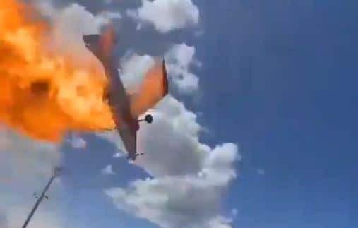 Vídeo: avião explode no ar após bater em poste em rodovia no Chile