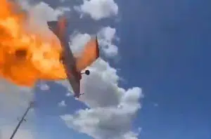 Aeronave bateu em poste antes de explodir.(Reprodução)