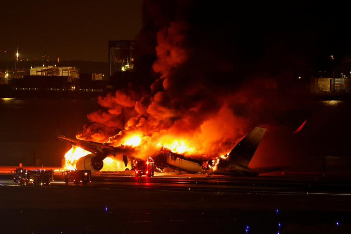 VÍDEOS: Avião com mais de 300 passageiros pega fogo em aeroporto em Tóquio