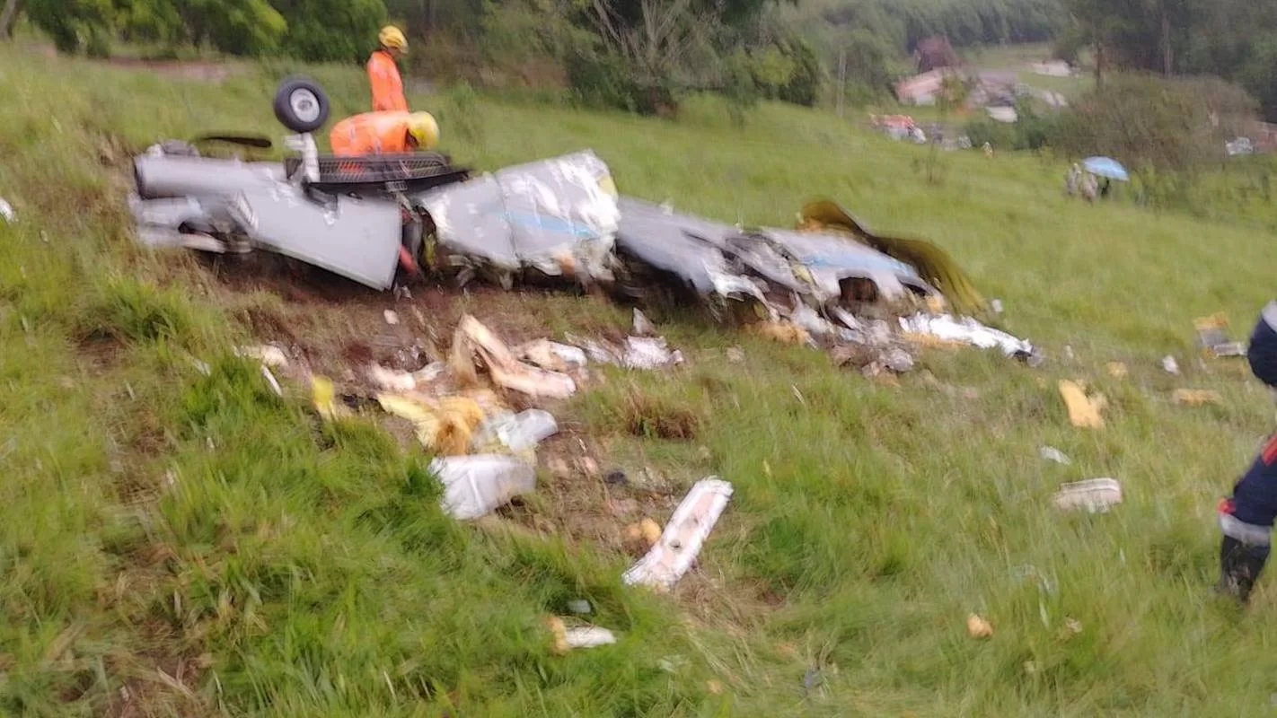 Vídeo: Avião se desintegra no ar e cai em MG; há ao menos 3 mortos