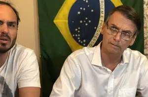 Carlos Bolsonaro e Jair Bolsonaro(Reprodução)