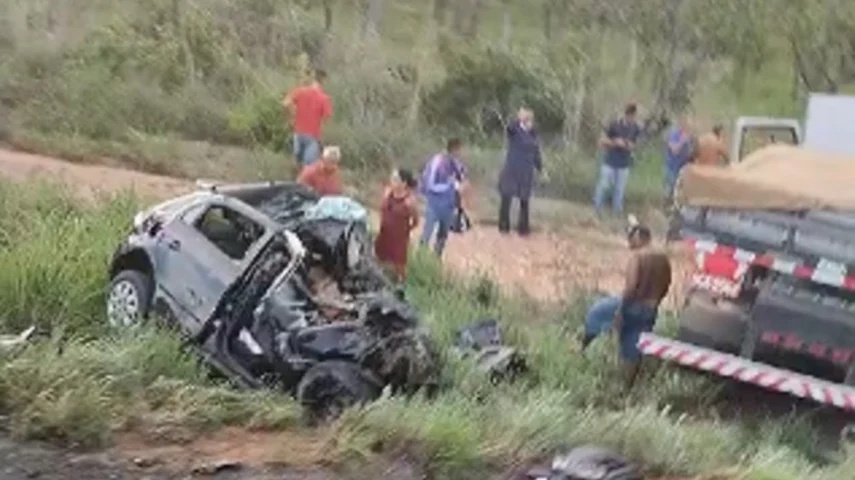 Colisão frontal entre caminhão e carro deixa um morto na rodovia BR-316