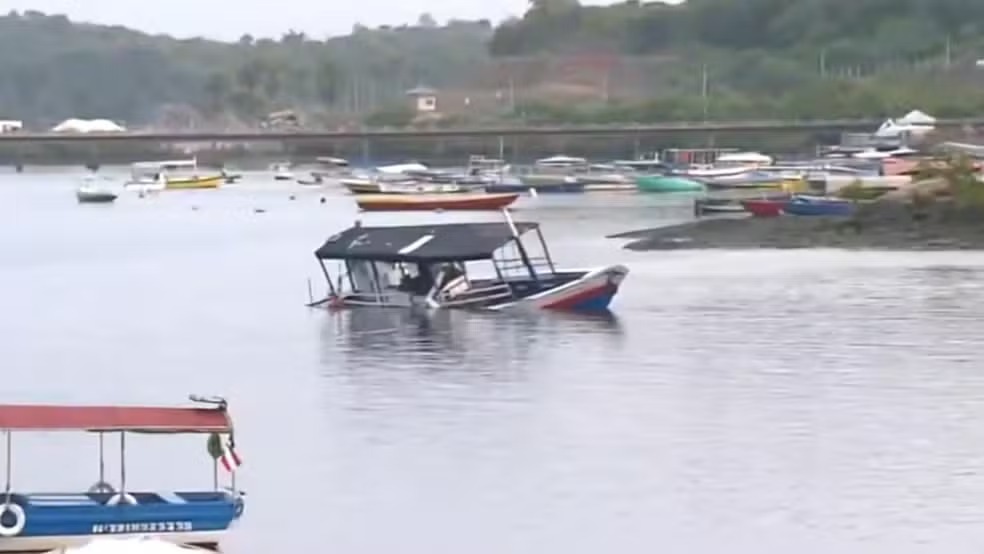 Embarcação naufraga e mata ao menos cinco pessoas na Bahia; Marinha procura desaparecidos