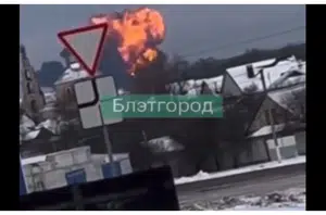 Explosão após queda de avião militar russo cai com prisioneiros ucranianos(Reprodução)