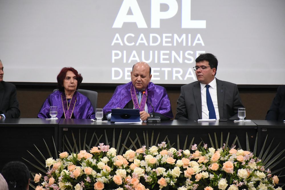 Fides Angélica toma posse como 1ª mulher a presidir a Academia Piauiense de Letras