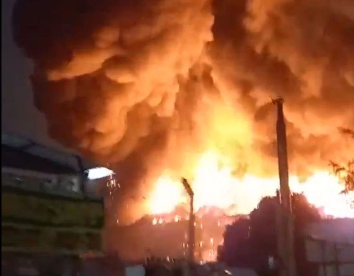 Vídeo: Incêndio de grandes proporções atinge galpão com material inflamável em SP