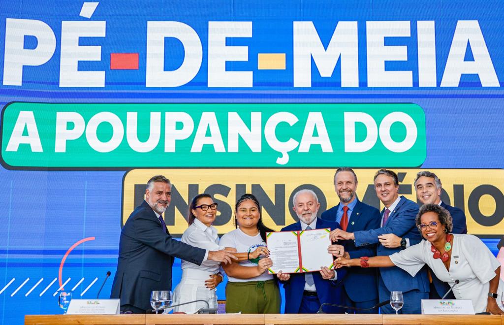 Pé-de-meia: Lula anuncia programa de poupança para alunos do Ensino Médio