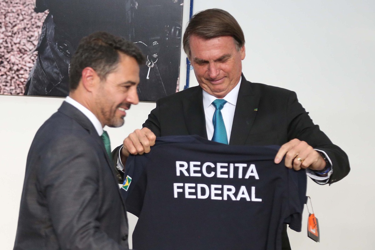 O ex-chefe da Receita Federal Júlio César Vieira Gomes e o ex-presidente Jair Bolsonaro.