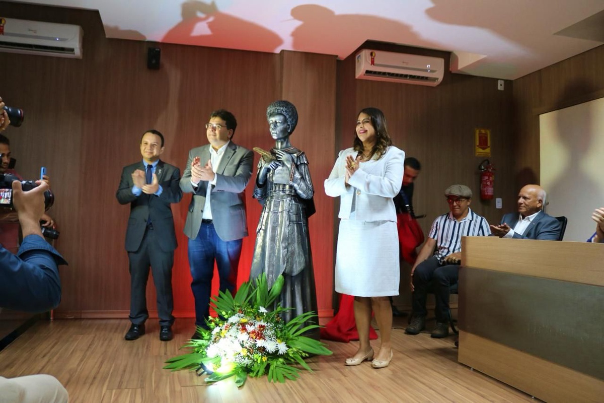 OAB Piauí inaugura estátua em homenagem à Esperança Garcia em Oeiras