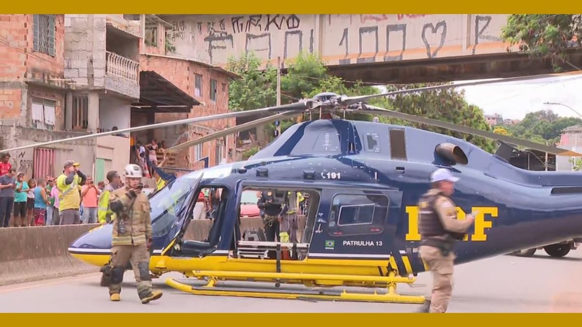 Vídeo: Helicóptero da PRF cai após decolar com vítima de acidente em MG