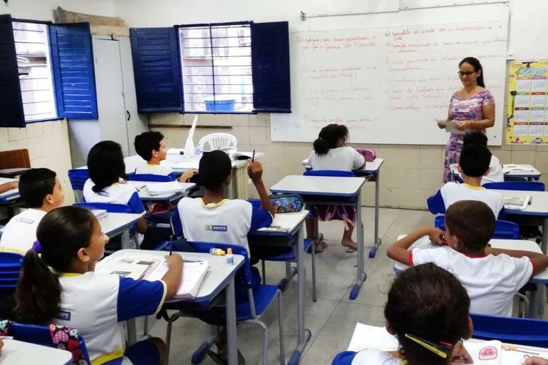 Lula estabelece diretrizes para valorização dos profissionais da educação básica