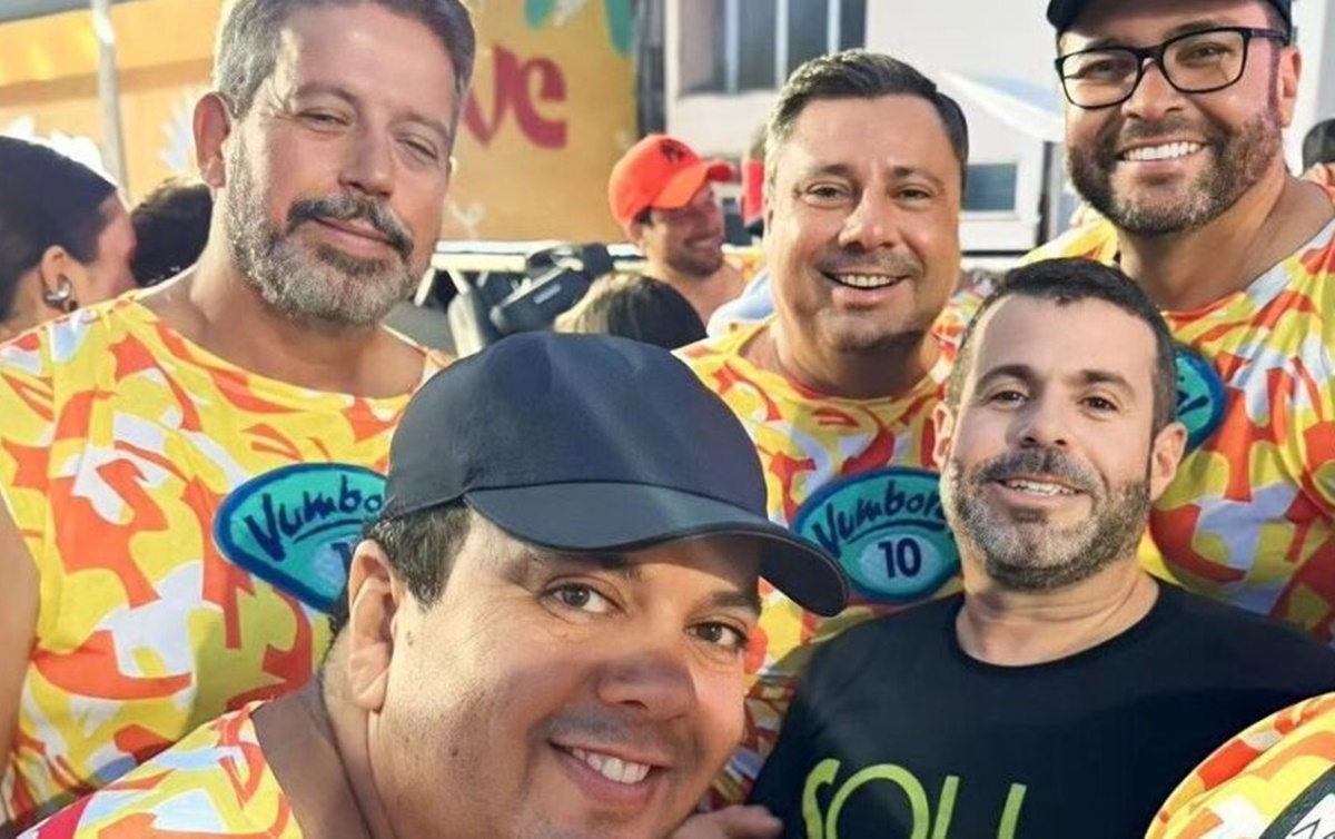 Após cobrar emendas e se reunir com Lula, Lira desembarcou em Salvador para curitr o carnaval