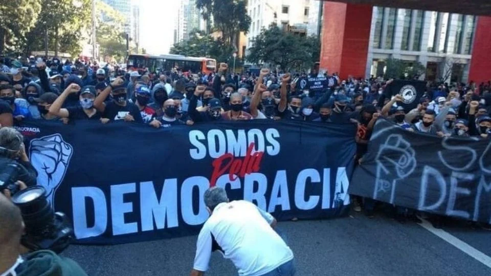Torcidas organizadas anunciam ato pela democracia no mesmo dia e lugar que Bolsonaro