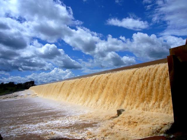 Vídeo: Barragem em Valença do Piauí transborda após fortes chuvas