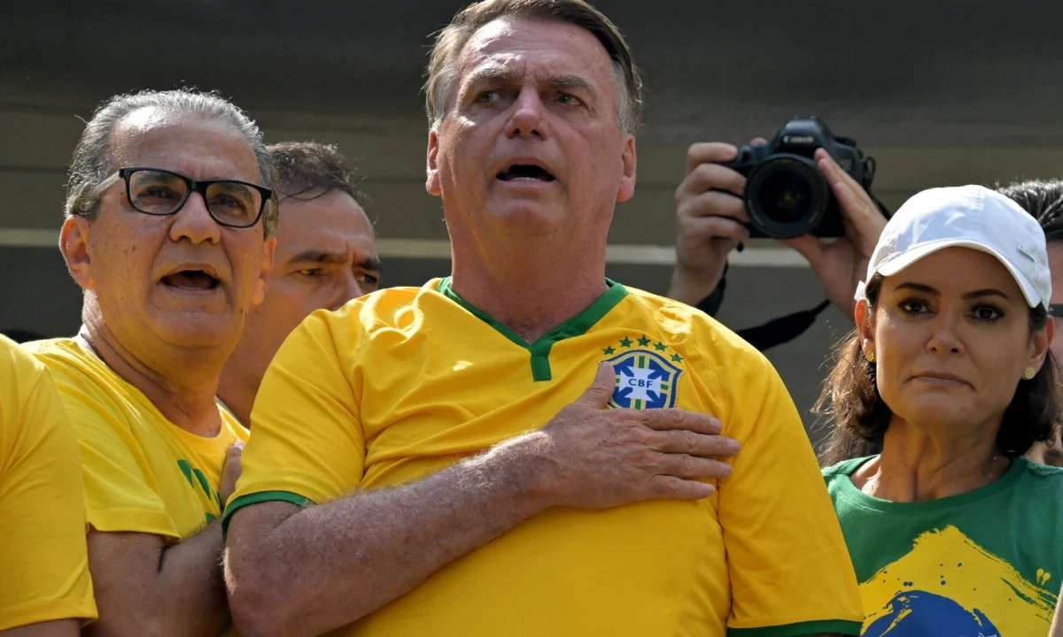 Bolsonaro ao lado de Silas Malafaia e Michelle em ato na Paulista (SP)
