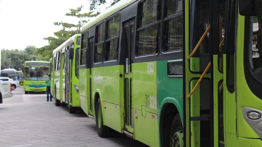 Motoristas de ônibus realizam paralisação em Teresina