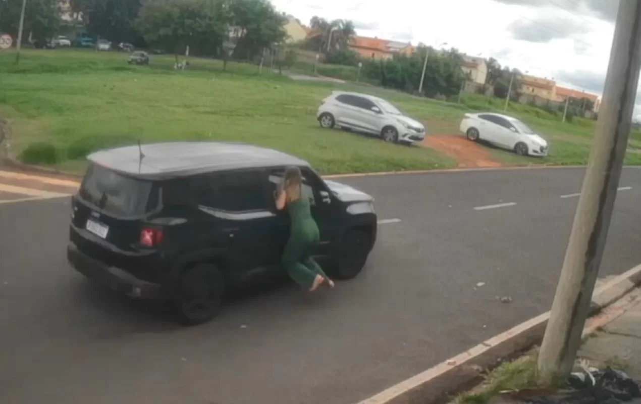 Vídeo: mulher pega compra, não paga e ainda arrasta vendedora pendurada no carro