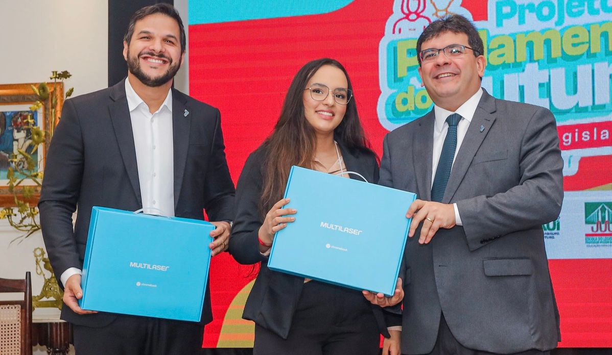 Rafael entrega 30 chromebooks aos estudantes eleitos para o Parlamento do Futuro