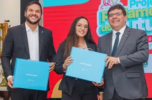 Rafael entrega 30 chromebooks aos estudantes eleitos para o Parlamento do Futuro(Ccom)