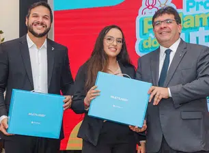 Rafael entrega 30 chromebooks aos estudantes eleitos para o Parlamento do Futuro