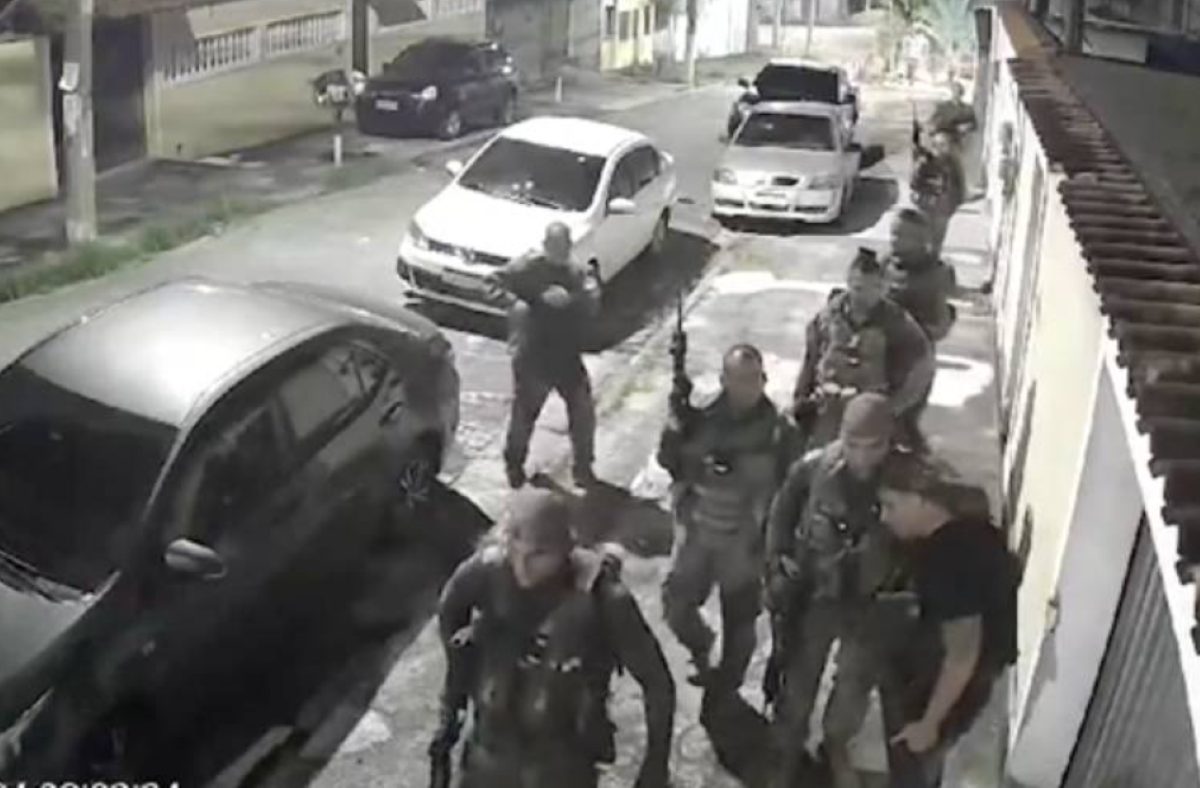 VÍDEO – PMs confundem agentes do BOPE com traficantes e trocam tiros no RJ