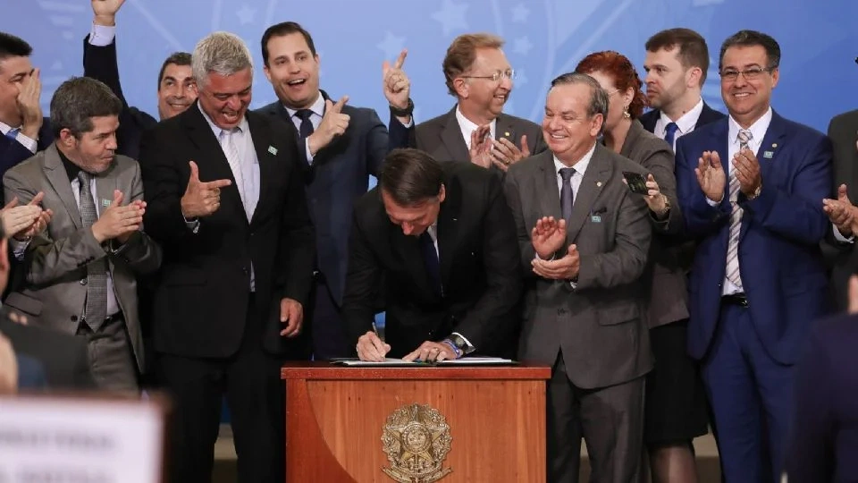 Bolsonaro em 2019 na assinatura do decreto que flexibilizou política de concessão de registros de armas.