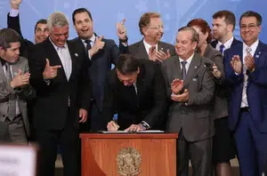Bolsonaro em 2019 na assinatura do decreto que flexibilizou política de concessão de registros de armas.(Marcos Corrêa/PR)