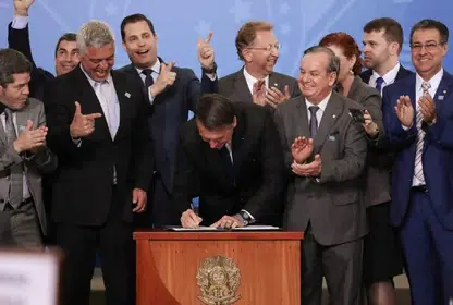 Bolsonaro em 2019 na assinatura do decreto que flexibilizou política de concessão de registros de armas.