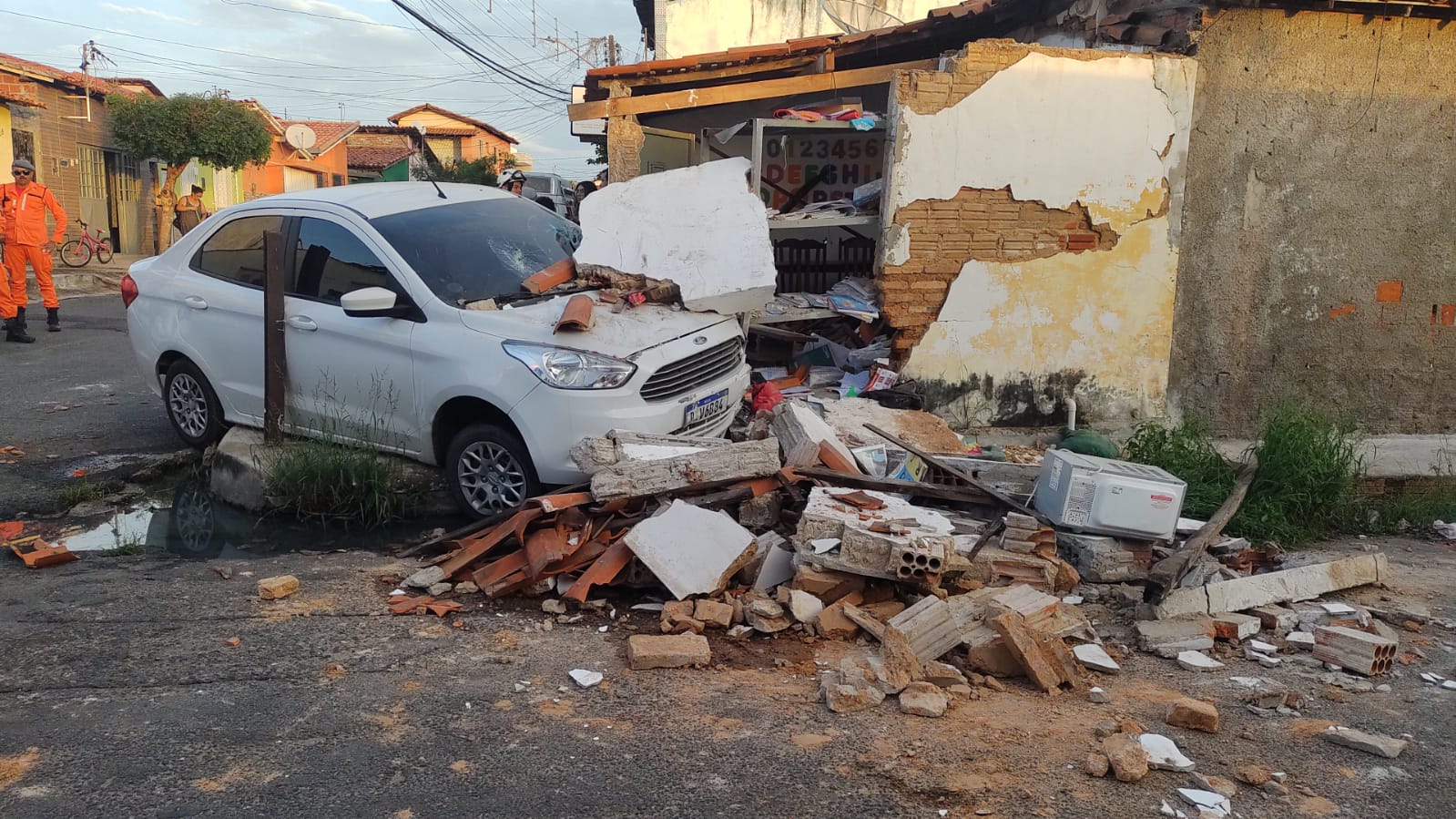 Carro invade escolinha de reforço e deixa crianças feridas em Teresina