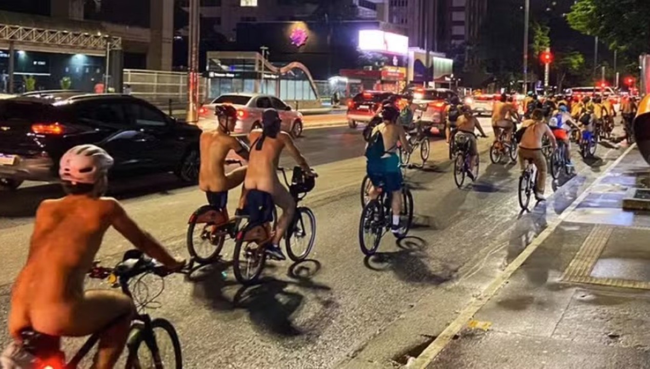 Ciclistas nus fazem manifestação por “mais amor” e “menos motor” em SP