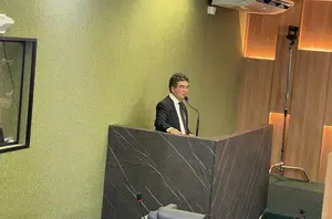 Deputado Francisco Limma (PT) durante fala na tribuna nesta segunda-feira (11)(Reprodução/aline Raquel)