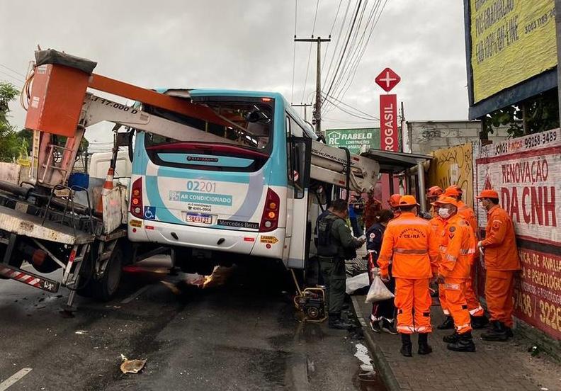 Dois passageiros morrem e três ficam feridos após ônibus ser atingido por guincho