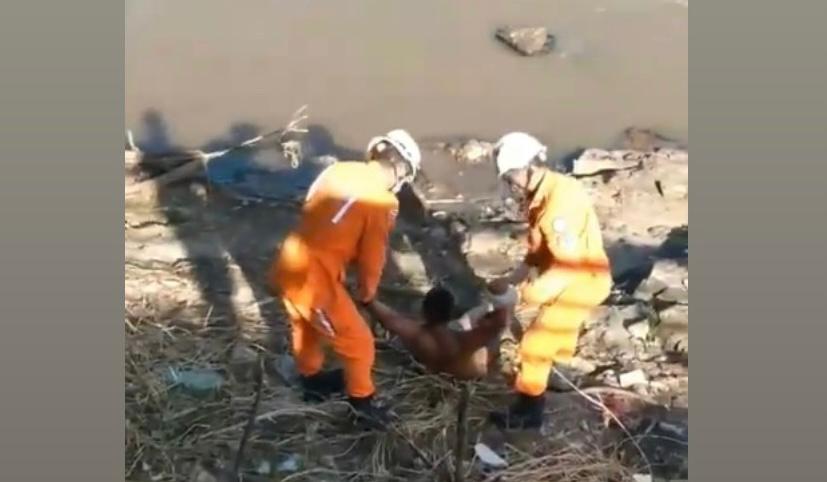 Vídeo: “Morto” acorda na hora em que bombeiros o resgatavam em rio