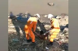 “Morto” acorda na hora em que bombeiros o resgatavam em rio(Divulgação)