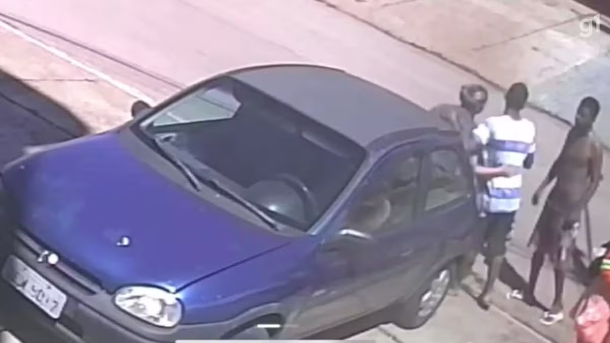 VÍDEO: Mulher convence ladrões a não roubarem seu carro e ainda ganha abraço